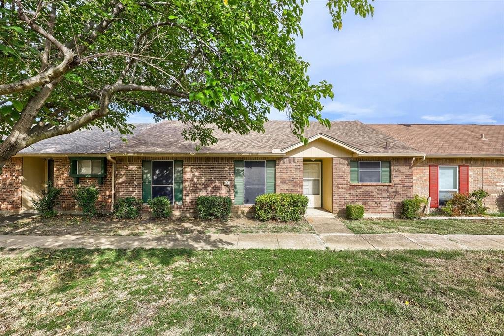 Brick townhome row in the Mountain Creek Townhomes community at 22 E Townhouse Ln #31, Grand Prairie