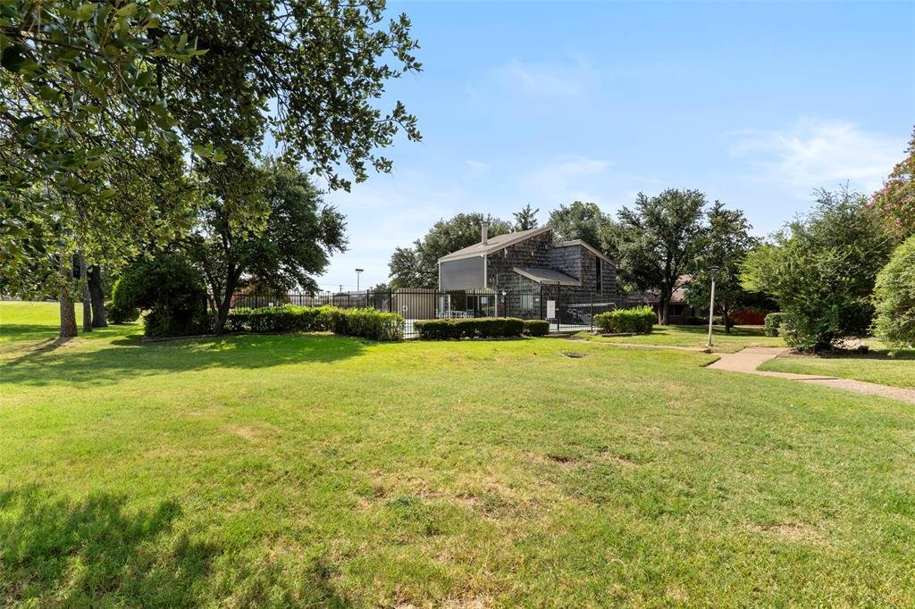 Community green at 4414 Westminster Dr, Irving