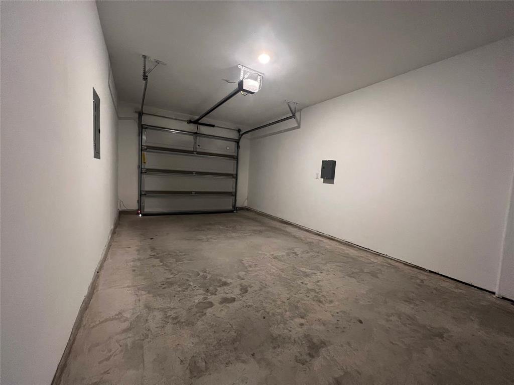 Attached garage at 7224 Spotted Leaf Way in Del Valle